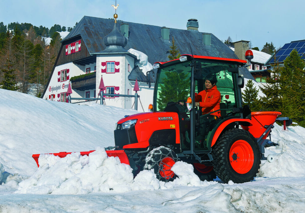 Kubota Traktor mit Schneeschild